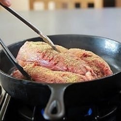 Как вкусно пожарить мясо на сковороде?