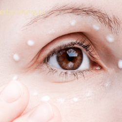 Как правильно наносить крем вокруг глаз?
